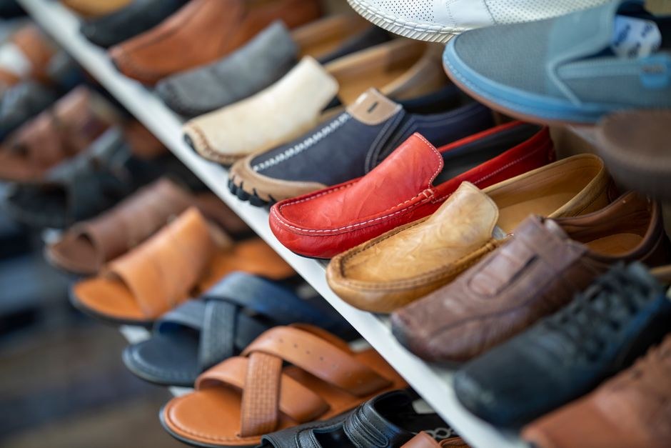 How to Buy from a Winter Slippers Supplier for Supermarkets